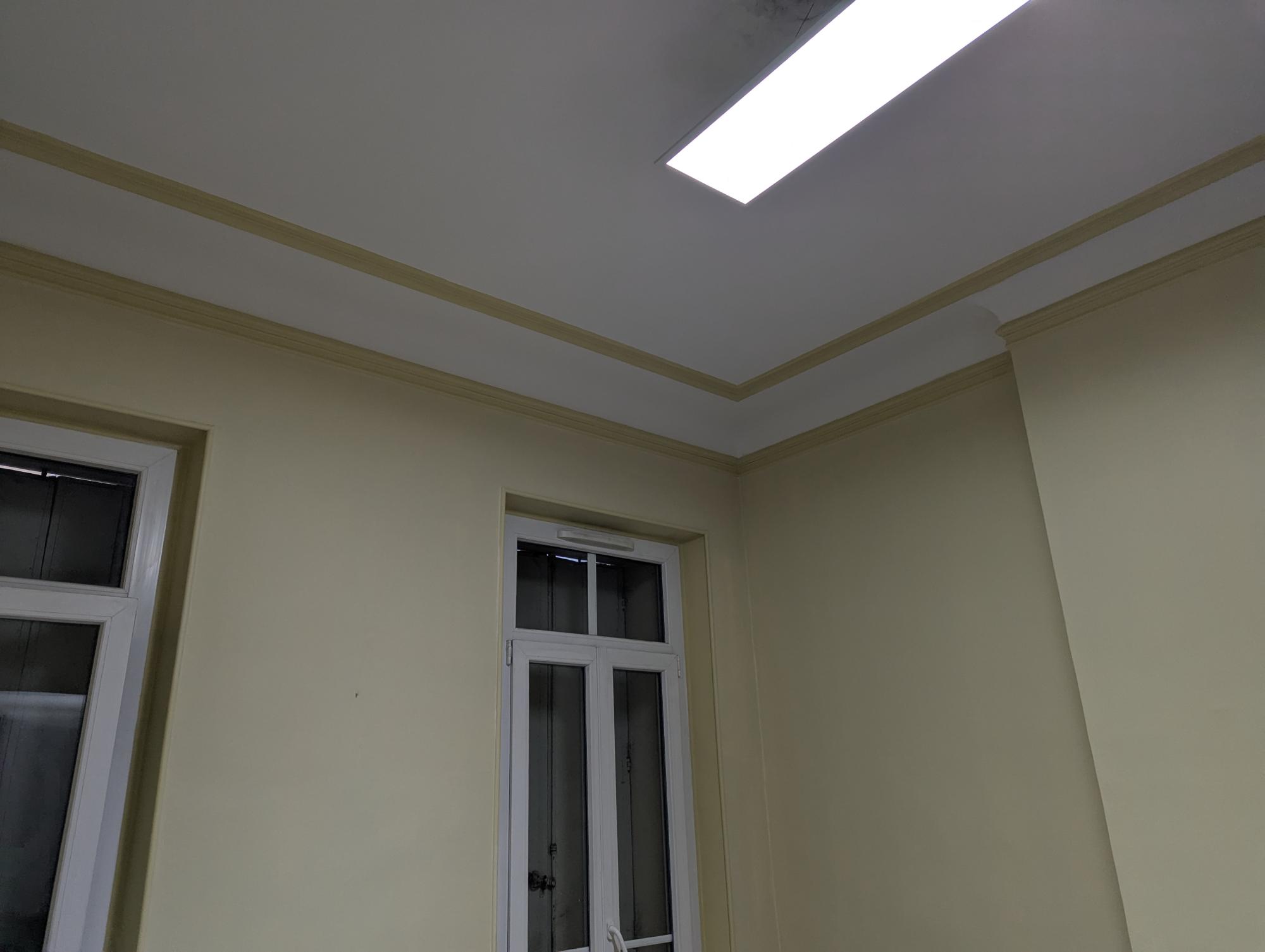 Plafond peint en blanc et jaune